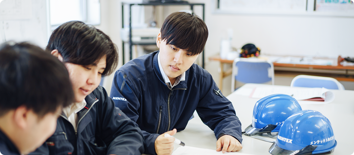 入社当初は設備名称や専門用語が分からず、協力会社とのやり取りに苦労することもありました。
ですが、実際の案件を経験しながら知識を身につけることで、少しずつ設備の仕組みや対応方法を理解できるようになりました。

設備トラブルは一つとして同じものがありません。状況を整理し、関係者と連携しながら問題を解決できたときには大きな達成感があります。店舗運営を陰ながら支える仕事だからこそ、その役割にやりがいを感じています。