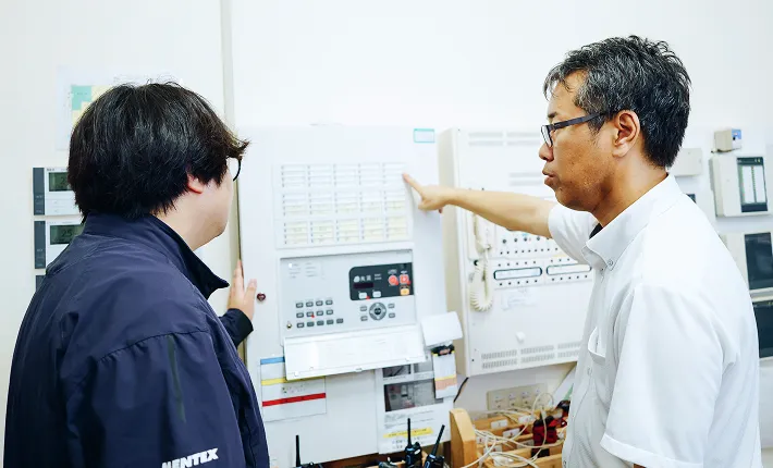 設備管理を通じて、多くの人が利用する施設の安全と快適性を支える仕事に魅力を感じ、入社を決めました。

設備が当たり前に使える環境を維持することは施設運営に欠かせません。現場で経験を積みながら専門知識や技術を身につけられる点にも惹かれました。