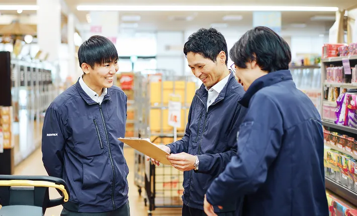 頼りになる先輩や上司が多く、分からないことがあればすぐに相談できる環境があります。

一人で抱え込むのではなく、チームで協力しながら業務を進められるため、安心して仕事に取り組むことができます。

また、スーパーマーケットをはじめ、さまざまな施設の維持管理に携われることも大きな魅力です。現場ごとに異なる課題に向き合うことで、幅広い知識や技術が身につき、自分自身の成長を実感できます。
