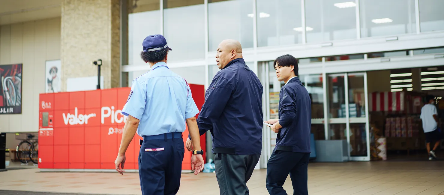 機械警備や監視カメラ、万引き対策機器の導入・管理をはじめ、交通誘導や常駐警備の運営管理など、警備に関わる業務全般を担当しています。

施設によって求められる警備体制は異なるため、現場の状況や課題に合わせて最適な運用方法を検討し、安全な施設環境づくりを支えています。