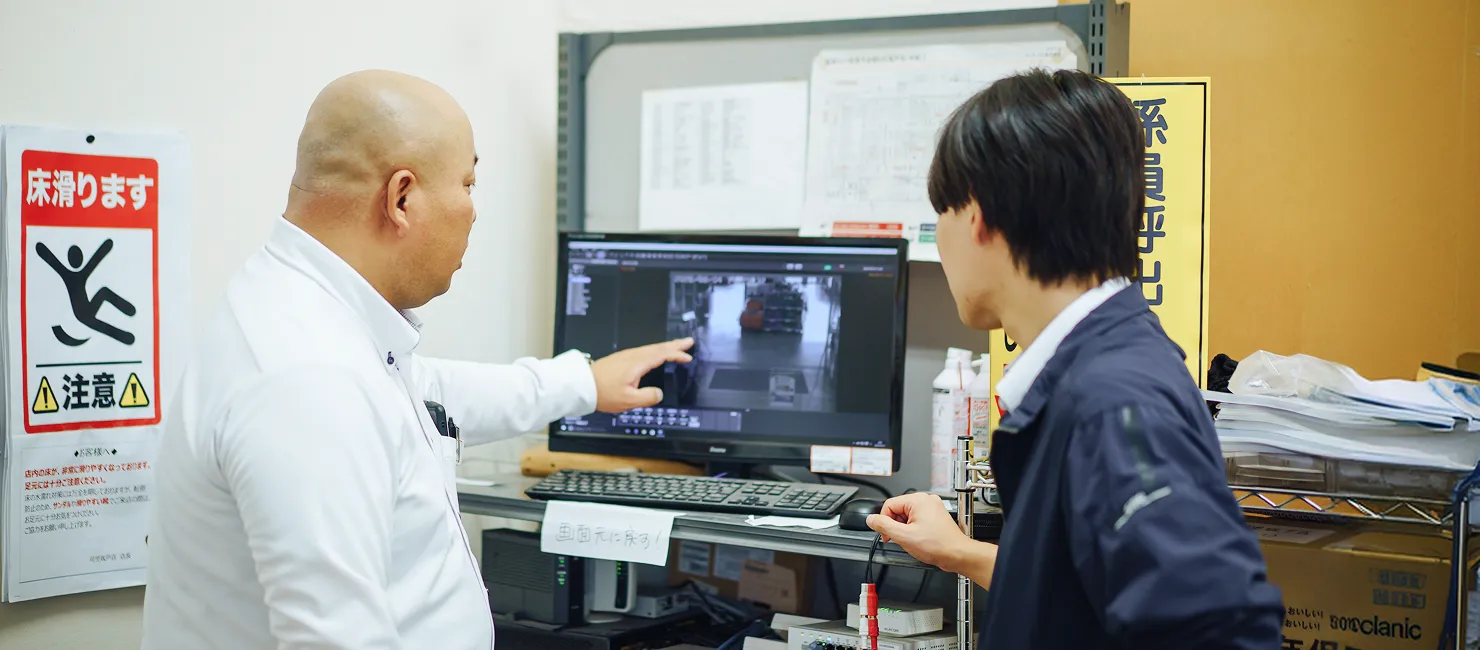 入社当初は警備業法や警備業務の仕組みなど、覚えることの多さに戸惑いました。
特に警備は法令との関わりが深く、正しい知識が求められるため、日々学びながら経験を積んできました。

この仕事は、問題が起きないこと自体が成果です。施設利用者の方々が安心して施設を利用できる環境を維持できたときや、大きなトラブルなく現場を運営できたときに、この仕事の意義を強く感じます。
