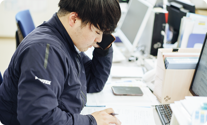 以前から建物や設備に関わる仕事に興味があり、「建物を安全に使い続けるための仕事に携わりたい」と考えていました。

未経験から挑戦できる環境があり、現場経験を通じて専門知識を身につけられる点に魅力を感じて入社を決めました。