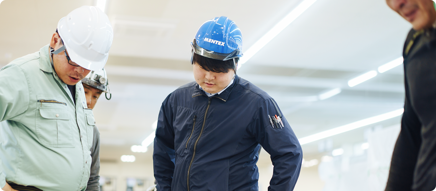 入社当初は、工事ごとに異なる作業内容や安全管理のポイントを理解することに苦労しました。
現場では予想していなかった状況が発生することもあり、その都度判断が求められます。最初は戸惑うこともありましたが、先輩方に相談しながら経験を積むことで、少しずつ対応できるようになりました。

工事が無事に完了し、事故なく現場を終えられたときには大きな達成感があります。安全管理は目立つ仕事ではありませんが、多くの人が安心して働ける環境を支える重要な役割だと感じています。